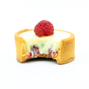 Mini tart with white chocolate cream and raspberries