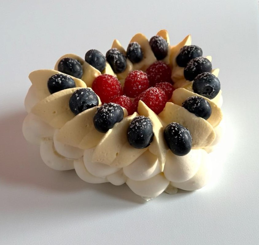 Pavlova cu crema de fructul pasiunii si fructe proaspete